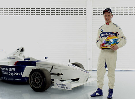 Jacob Nørtoft ved sin Formel BMW og i den officielle køredragt.